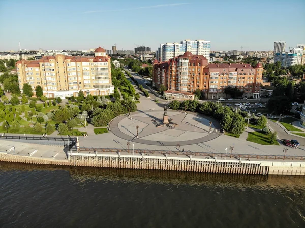 Astrakhan. Şehrin merkez kıyısı. Peter Anıtı