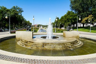 Lenin Bulvarı'ndaki Astrakhan'ın merkezinde bir çeşme. Astrakhan