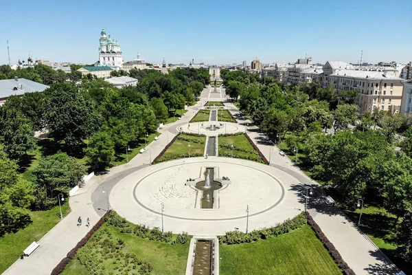 Astrakhan. Çeşmeler ve çiçek yatakları ile Lenin Avenue ve A