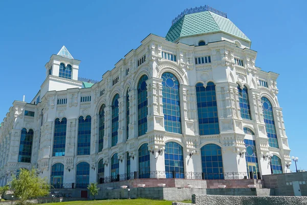 Astrakhan, russland - 15. Juni 2019: Luftaufnahme des Opern- und Balletttheaters. — Stockfoto