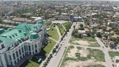 Astrakhan Devlet Opera ve Baletiyatrosu. Astrakhan merkezinde yer almaktadır. Uzun zaman önce inşa edildi. Dinlenmek ve tiyatro ve performansları izlemek için bir yer. Yukarıdan görüntüleyin. Rusya.