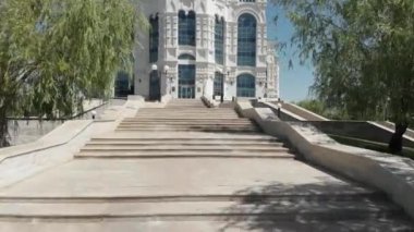 Astrakhan Devlet Opera ve Baletiyatrosu. Astrakhan merkezinde yer almaktadır. Uzun zaman önce inşa edildi. Dinlenmek ve tiyatro ve performansları izlemek için bir yer. Yukarıdan görüntüleyin. Rusya.