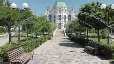 Astrakhan Devlet Opera ve Baletiyatrosu. Astrakhan merkezinde yer almaktadır. Uzun zaman önce inşa edildi. Dinlenmek ve tiyatro ve performansları izlemek için bir yer. Yukarıdan görüntüleyin. Rusya.