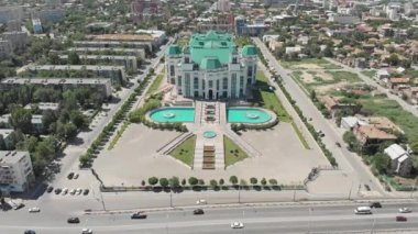 Astrakhan Devlet Opera ve Baletiyatrosu. Astrakhan merkezinde yer almaktadır. Uzun zaman önce inşa edildi. Dinlenmek ve tiyatro ve performansları izlemek için bir yer. Yukarıdan görüntüleyin. Rusya.