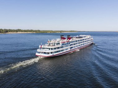 Turistlerile bir yolcu gemisi Volga aşağı boyunca geçer