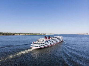 Turistlerile bir yolcu gemisi Volga aşağı boyunca geçer