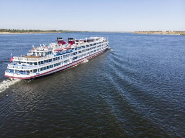 Gemide turistlerin olduğu büyük bir yolcu gemisi Volga boyunca çalışır 