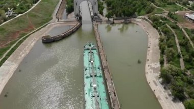 Su ile kargo taşımacılığı. Petrol ve benzin yüklü büyük bir tanker Volga-Don Kanalı'na giriyor. 