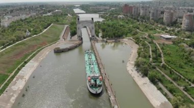 Su ile kargo taşımacılığı. Petrol ve benzin yüklü büyük bir tanker Volga-Don Kanalı'na giriyor. 