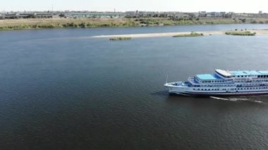 Volgograd / Rusya - 13 Eylül 2019: Volga Nehri. Yolcu gemisi 