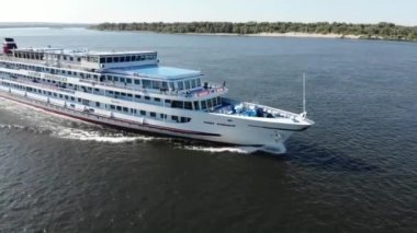 Volgograd / Rusya - 13 Eylül 2019: Volga Nehri. Yolcu gemisi 