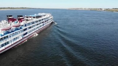 Volgograd / Rusya - 13 Eylül 2019: Volga Nehri. Yolcu gemisi 