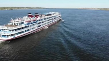 Volgograd / Rusya - 13 Eylül 2019: Volga Nehri. Yolcu gemisi 