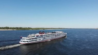 Volgograd / Rusya - 13 Eylül 2019: Volga Nehri. Yolcu gemisi 