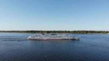 Volgograd / Rusya - 13 Eylül 2019: Volga Nehri. Yolcu gemisi 