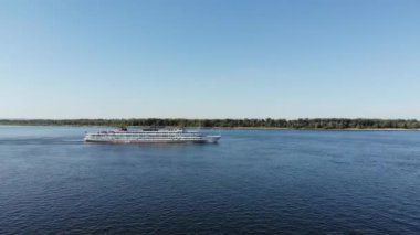 Volgograd / Rusya - 13 Eylül 2019: Volga Nehri. Yolcu gemisi 