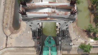 Su ile kargo taşımacılığı. Petrol ve benzin yüklü büyük bir tanker Volga-Don Kanalı'na giriyor. 