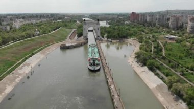 Su ile kargo taşımacılığı. Petrol ve benzin yüklü büyük bir tanker Volga-Don Kanalı'na giriyor. 