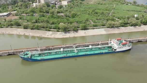 Gütertransport Auf Dem Wasser Ein Großer Mit Und Benzin Beladener — Stockvideo