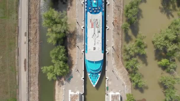 Kreuzfahrtschiff Mit Touristen Bord Betritt Das Erste Tor Des Wolga — Stockvideo