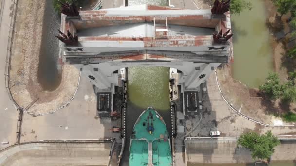 Nákladní Doprava Vodě Kanálu Volga Don Vpluje Velký Tanker Naložený — Stock video