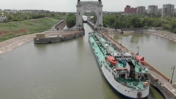 Teherszállítás Vízzel Egy Nagy Tartályhajó Tele Olajjal Benzinnel Belép Volga — Stock videók