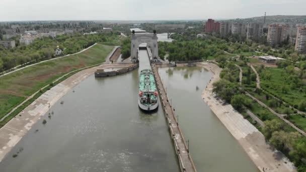 水による貨物輸送 石油とガソリンを積んだ大型タンカーがヴォルガドン運河に入る 偉大なレーニンへの栄光 ヴォルゴグラード ロシア — ストック動画