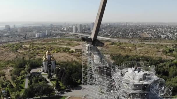 俄罗斯伏尔加格勒 2019年9月19日 位于伏尔加格勒的历史和纪念建筑群 Mamaev Kurgan 从高处俯瞰 祖国呼唤 母亲的悲伤 和永恒的火焰 — 图库视频影像