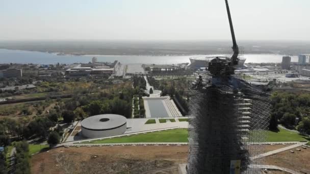 俄罗斯伏尔加格勒 2019年9月19日 位于伏尔加格勒的历史和纪念建筑群 Mamaev Kurgan 从高处俯瞰 祖国呼唤 母亲的悲伤 和永恒的火焰 — 图库视频影像