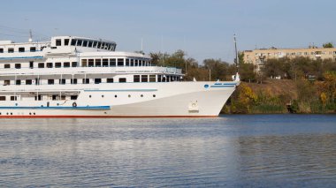 Turistlerle dolu bir yolcu gemisi Lenin 'in adını taşıyan Volga-Don Nakliye Kanalı' ndan geçiyor. Volgograd 'da. Rusya