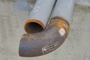 Boru hattı DN 150. Branch + boru. Petrol rafinerisi için boru hattının bir bölümü.             