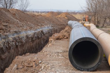 Yeni propilen boru hattı DN 350 ve DN 500 bir siper döşemek ve petrol rafinerisi için petrol ve gaz pompalamak için hazırlandı                           