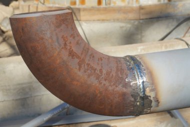 Butt weld. Piping during manual arc welding using an electrode. Installation and welding of industrial pipelines and equipment.