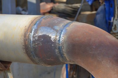 Butt weld. Piping during manual arc welding using an electrode. Installation and welding of industrial pipelines and equipment.                      