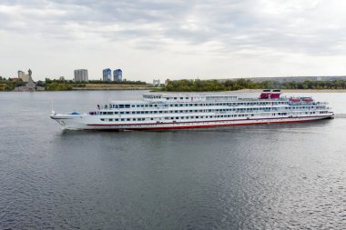 Motorlu gemi. Turistli büyük bir yolcu gemisi Volga boyunca Astrakhan 'a doğru ilerliyor. Volgograd 'da. Rusya