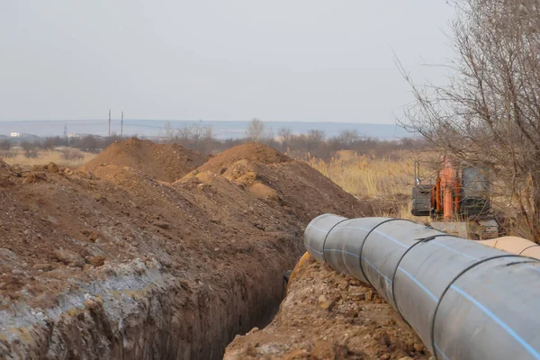 Yeni propilen boru hattı DN 350 ve DN 500 bir siper döşemek ve petrol rafinerisi için petrol ve gaz pompalamak için hazırlandı                             