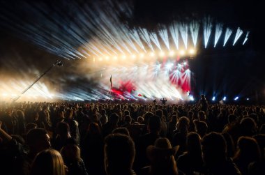 Gecenin bir yarısı etkileyici bir müzik konserine katılan büyük ve hayret verici bir kalabalık..