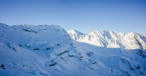 Горная Вершина Покрыта Снегом Солнечном Свете — стоковое фото