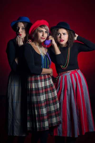 Trio Cantoras Com Chapéus Roupas Chiques Posando Juntas Estúdio — Fotografia de Stock