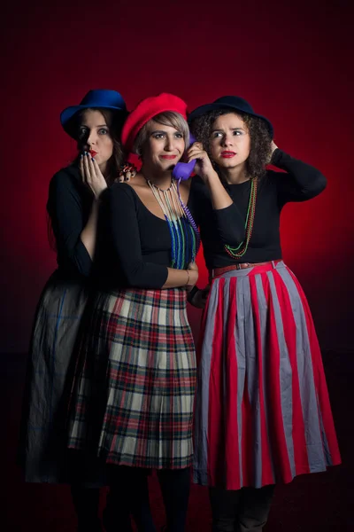 Trio Chanteuses Posant Ensemble Dans Une Position Dramatique — Photo