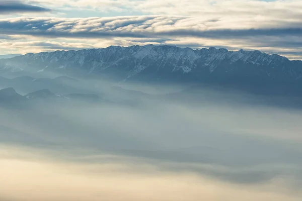 在多雾的天气里令人叹为观止的山脉景观 — 图库照片