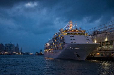 Okyanus Terminali, Tsim Sha Tsu 'ya yanaşan yolcu gemisinin gece görüşü