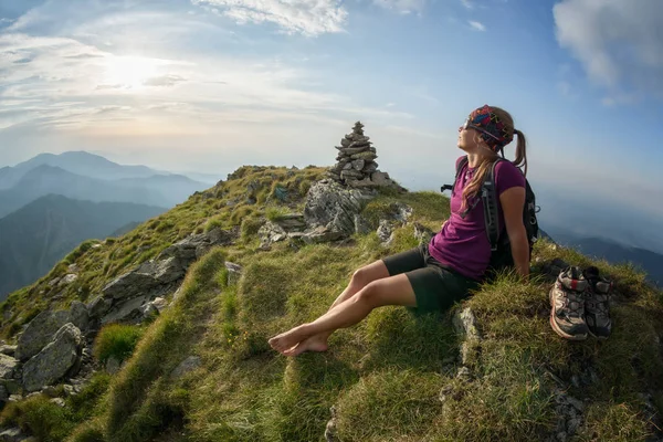 Junges Mädchen Entspannt Sich Auf Dem Gipfel Sonnenuntergang Und Genießt — Stockfoto