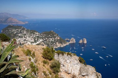 Capri 'li Faraglioni, Napoli Körfezi, Campania