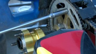 küçük yarış arabası motoru onarın