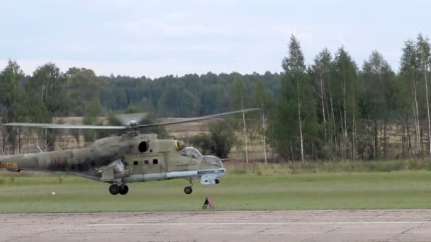 Посадка вертолета на взлетно-посадочную полосу — стоковое видео