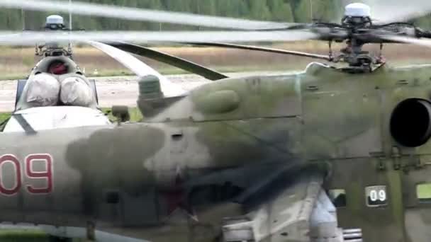 Helikopters bewegen op de helihaven video — Stockvideo