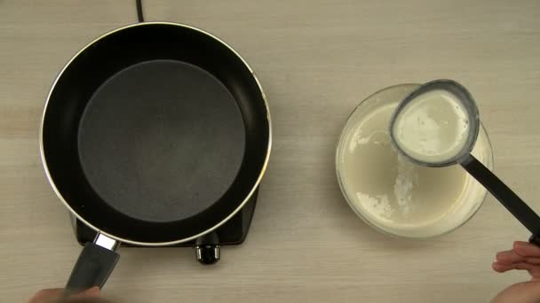 First person view op chef-kok gebraad pannenkoek — Stockvideo
