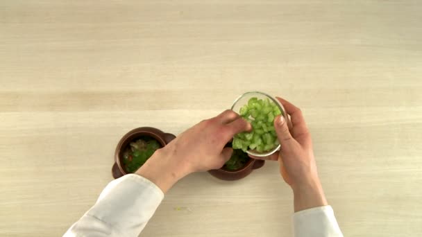 Кухонна плита кладе кетчуп у горщики з овочами — стокове відео