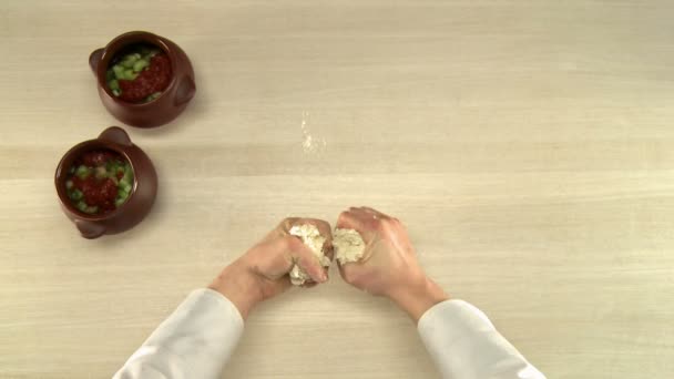 Fornello mescolando pasta in ciotola di vetro vista dall'alto — Video Stock